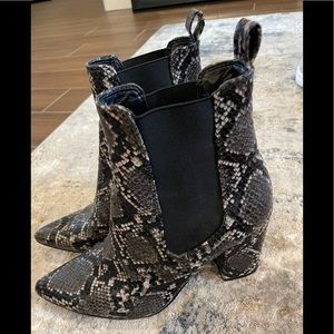 Steve Madden Blk & wht snakeskin ankle heel boots. New. Size 6.5